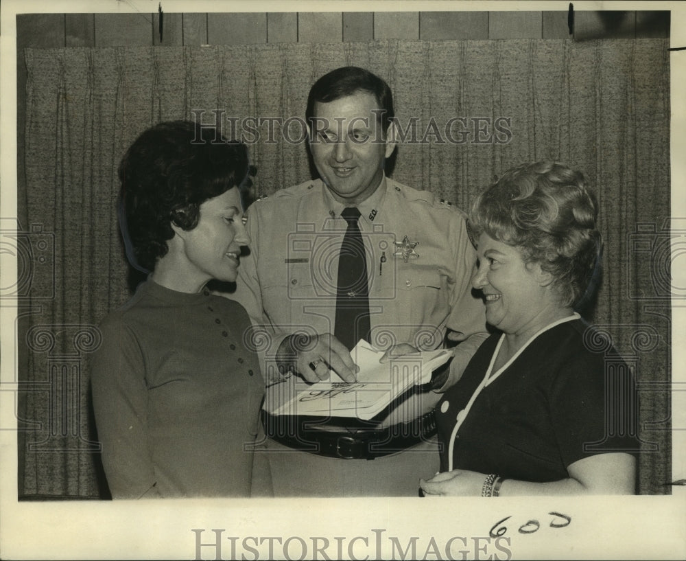 1973 Press Photo Police Captain Elton Couvas at a Women Against Crime meeting- Historic Images