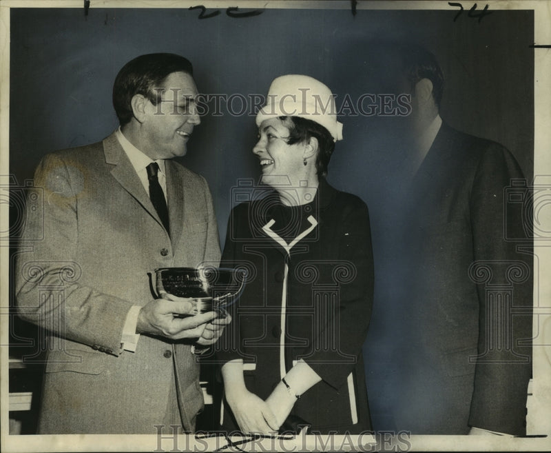 Load image into Gallery viewer, 1969 Press Photo Mrs. George Dinwiddie Accepts Bertel Award from Governor
