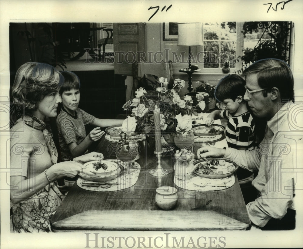 1976 Press Photo Ruthie Frierson dining with family at home- Historic Images