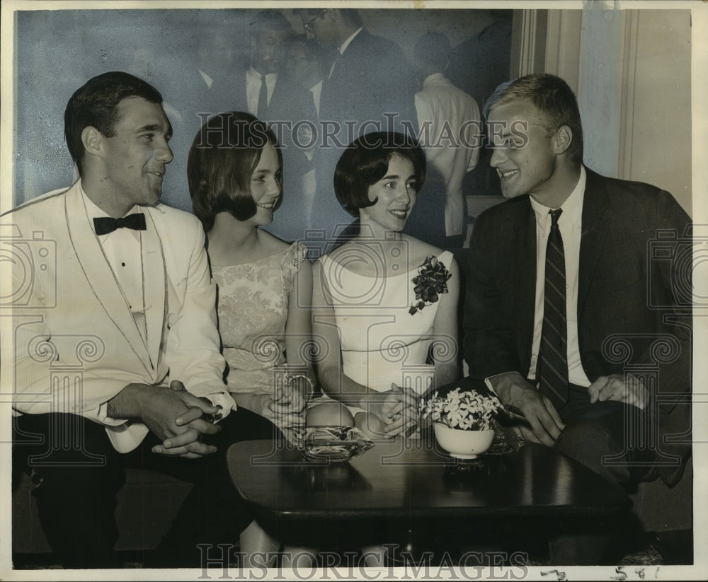 1964 Press Photo Cocktail party at the home of Dr. and Mrs. Howard R. Mahorner