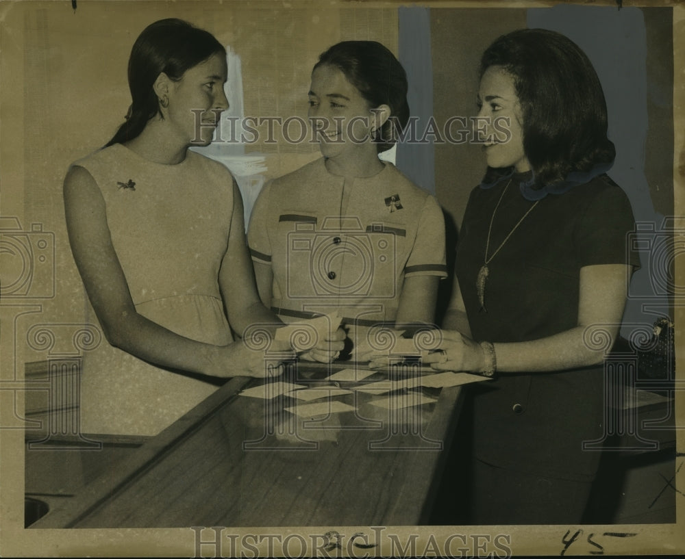 1970 Press Photo Sorting tickets for The Skin of Your Teeth at Repertory Theater- Historic Images