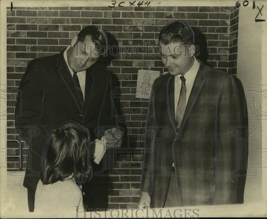 1970 Press Photo Cecil Colwell & Gary Grand at the Belle Chasse School visit- Historic Images