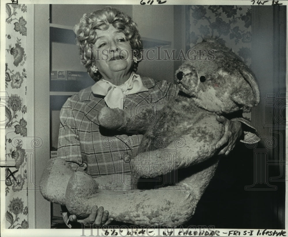 1977 Press Photo Gladys Reine Combe starring in &quot;The Curious Savage&quot;- Historic Images