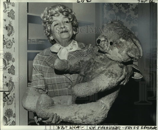 1977 Press Photo Gladys Reine Combe starring in "The Curious Savage"- Historic Images