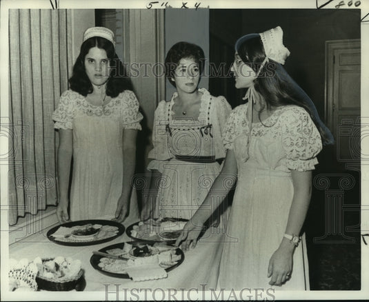 1975 Press Photo Gaudel Colom, Eugenie Faust & Pier Faget at the cheese trays- Historic Images