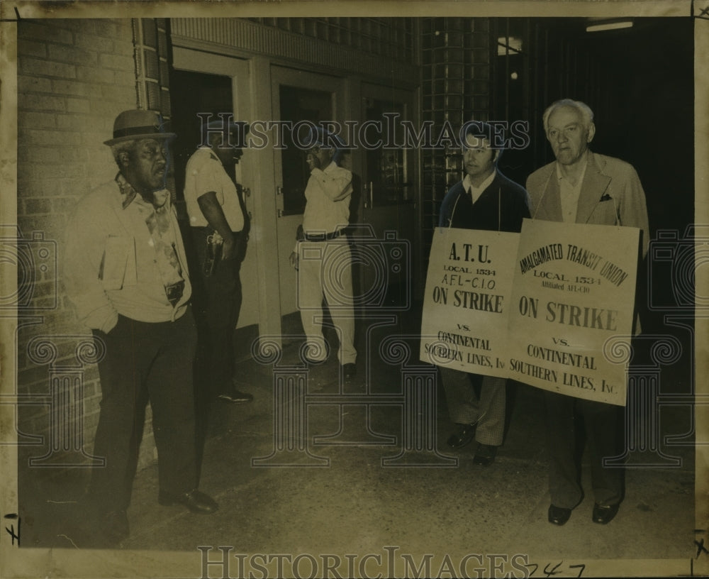 1976 Press Photo Two members of Amalgamated Transit Union picket the Trailways