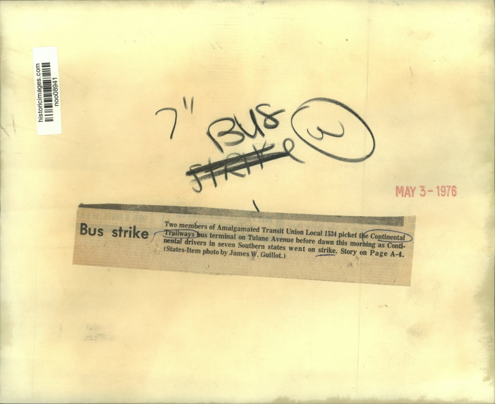 1976 Press Photo Two members of Amalgamated Transit Union picket the Trailways