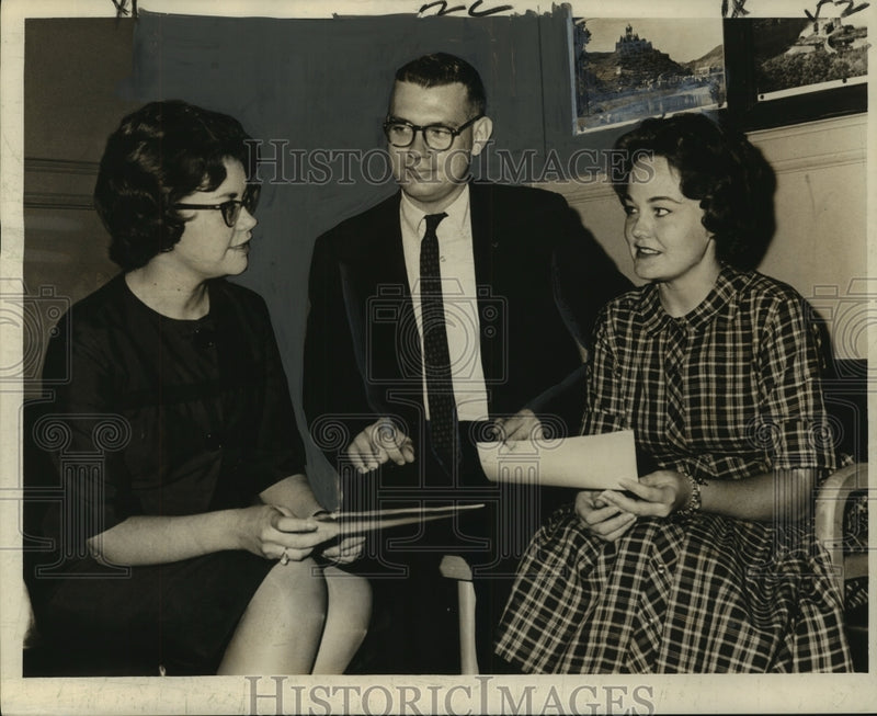 Load image into Gallery viewer, 1962 Press Photo Peace Corps expert Mrs. Judith Clute meets with Loyola students
