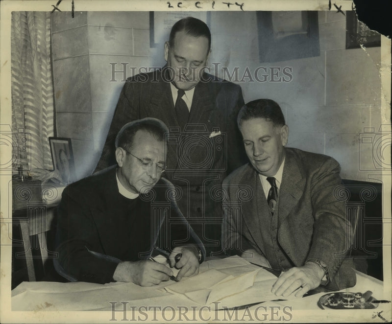 Load image into Gallery viewer, 1950 Press Photo Rev.David Colony, company at Act of Sale signing - noo08956
