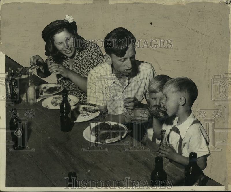 Load image into Gallery viewer, 1950 Press Photo Displaced persons like the Panek family enjoy park picnic
