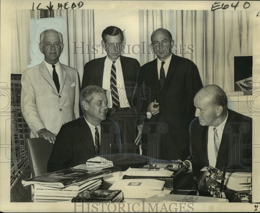 1967 Press Photo David F.Dixon, company at domed stadium architects meeting