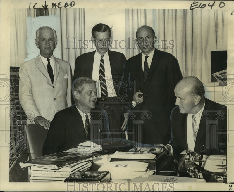 Load image into Gallery viewer, 1967 Press Photo David F.Dixon, company at domed stadium architects meeting
