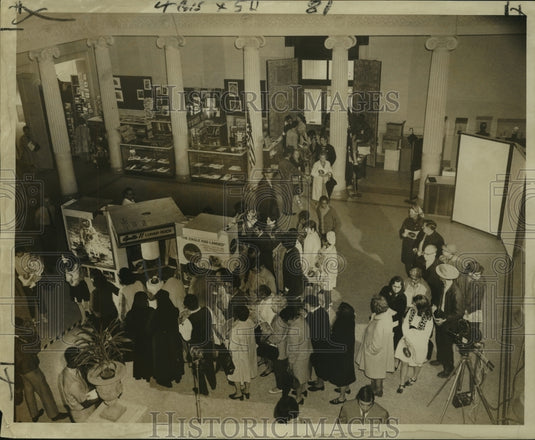 1970 Press Photo Visitors line up in Delgado Museum to view Moon Rock display