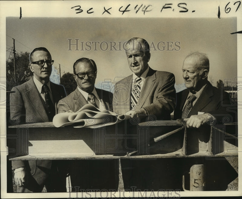 Load image into Gallery viewer, 1973 Press Photo Emile A. Davison, company at library groundbreaking ceremonies
