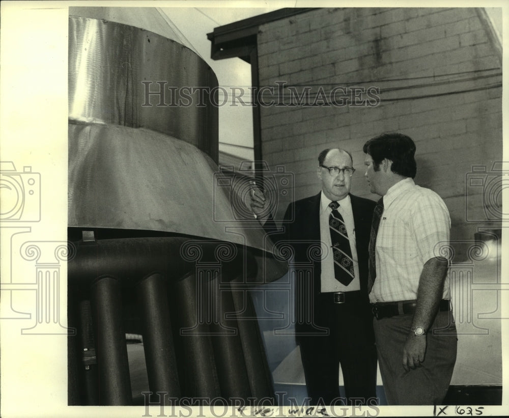 1976 Press Photo Dixie Brewing Co. officials check new giant brewing percolator- Historic Images