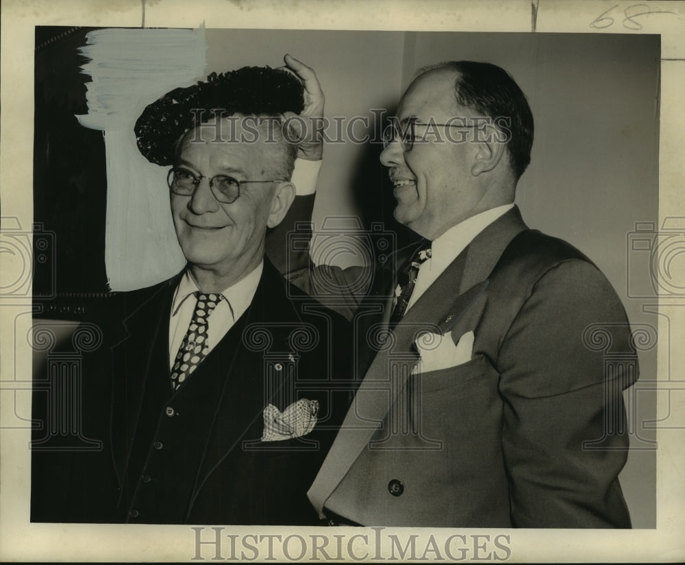 1950 Press Photo Exchange Club president James L. Dilworth crowned at party- Historic Images