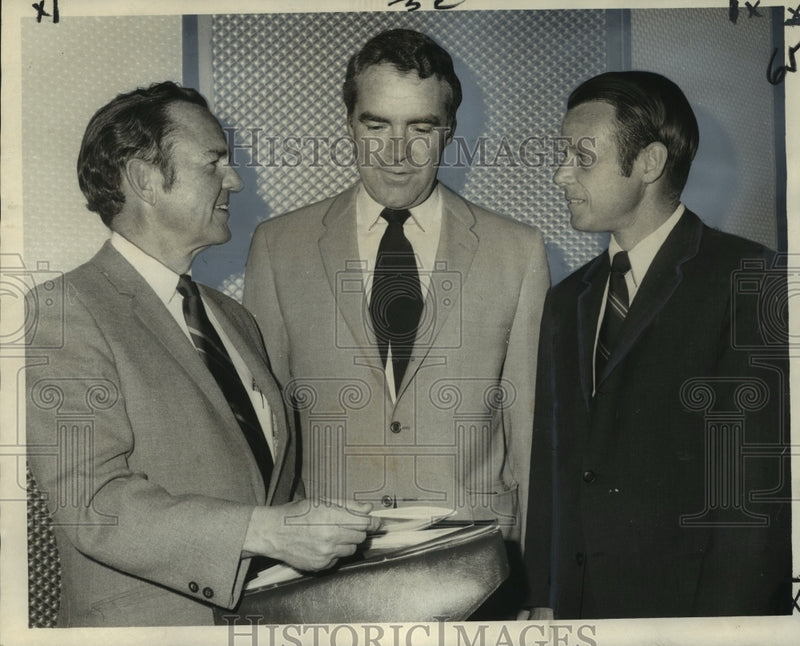 Load image into Gallery viewer, 1971 Press Photo Doctor Thomas Dillon with Other Fertility Doctors at Event
