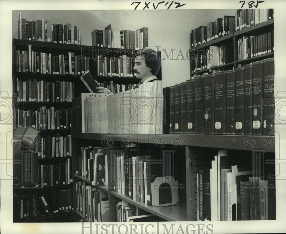 1976 Press Photo Jim Albins, Manuscript Librarian at Amistad Research Center- Historic Images