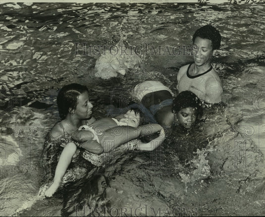 1976 Press Photo Children Swim at Dillard University Summer Physical Program- Historic Images