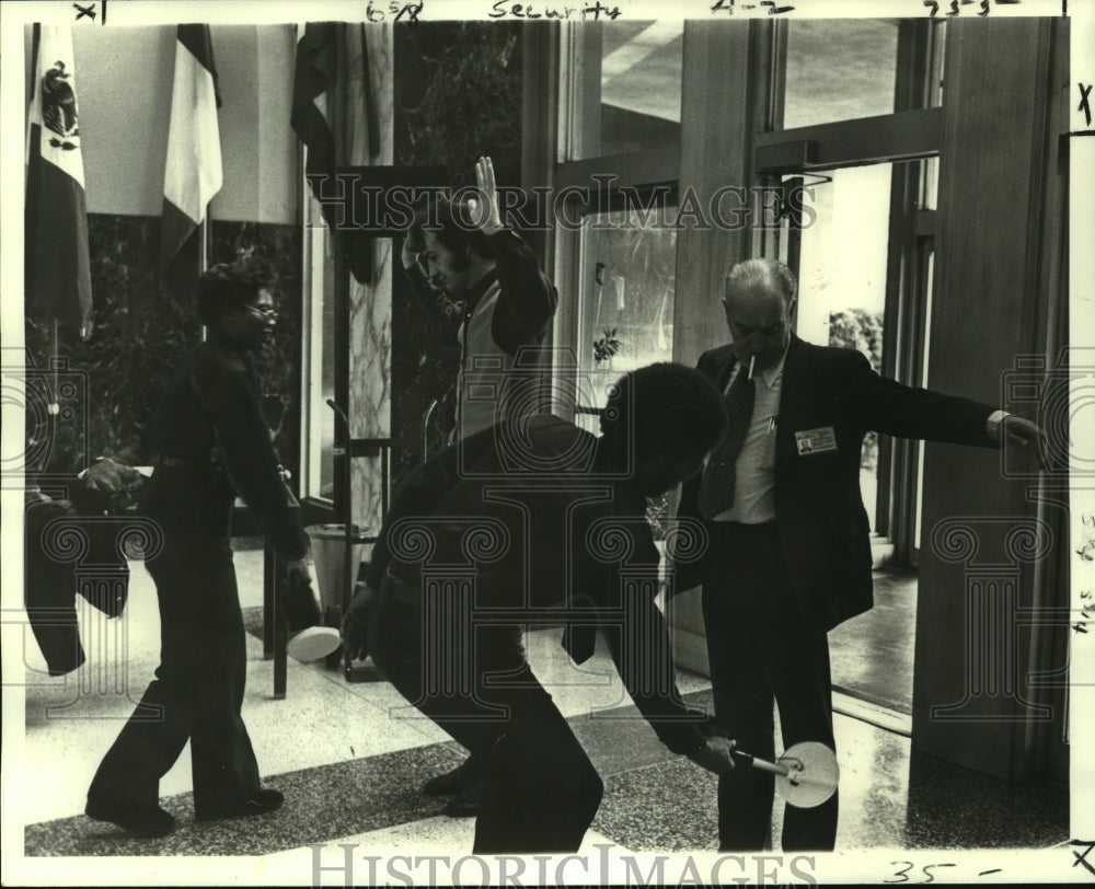 1979 Press Photo New Orleans City Hall Security Guards &quot;Frisk&quot; Visitors- Historic Images