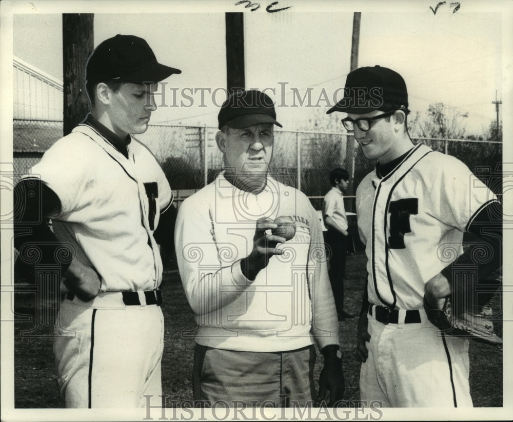 1969 Press Photo Coach Milt Clavier goes over pitching plans to his hurlers- Historic Images