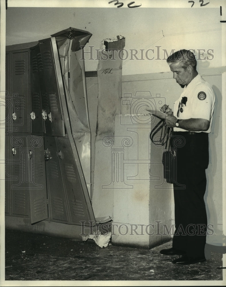 1971 Press Photo Fire Inspector at Colton Junior High School Locker Bombing- Historic Images