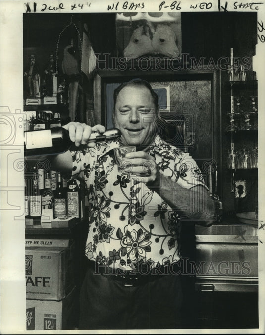 1973 Press Photo Owner Gee Crochet pours a drink at Gee and Lil's bar- Historic Images