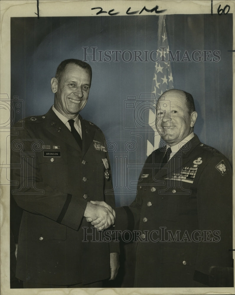 1970 Press Photo Gen. Harry H. Critz, Col. R.W. Aronson in Tulane University - Historic Images