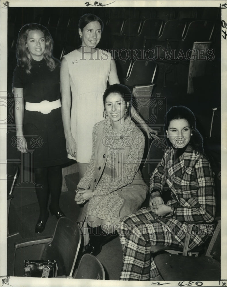 Load image into Gallery viewer, 1970 Press Photo Mrs. Carling Kinkler III, Repertory Theater Benefit Chairman
