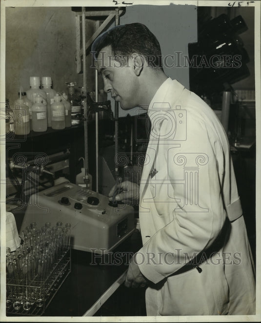 1958 Press Photo Dr. Joseph F. Dingman, Endocrinology Professor at Tulane