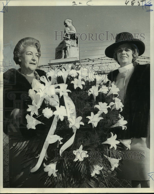 1968 Press Photo Wreath placing on statue Margaret Haughery, orphanage founder- Historic Images
