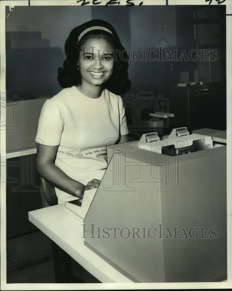 1970 Press Photo Deaf Worker-Beth Mary Diaz working as card punch operator- Historic Images