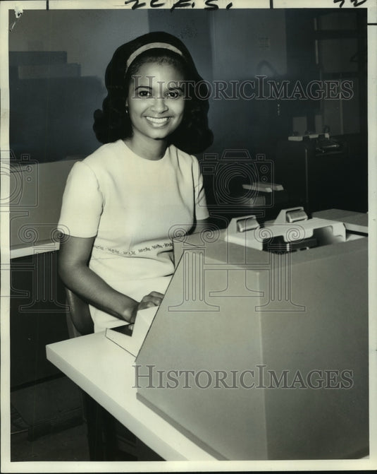 1970 Press Photo Deaf Worker-Beth Mary Diaz working as card punch operator- Historic Images