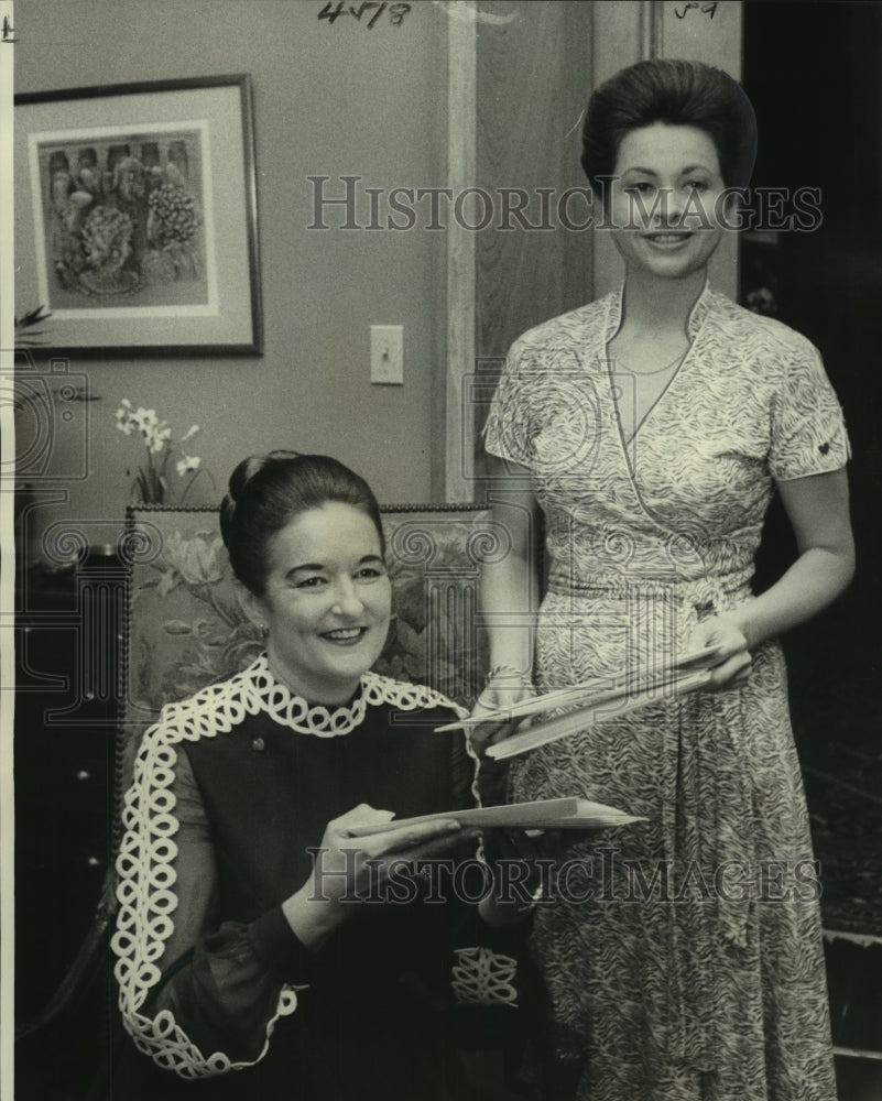 1978 Press Photo Mrs. Lemarie and Mrs. de la Vergne with invitations for benefit- Historic Images