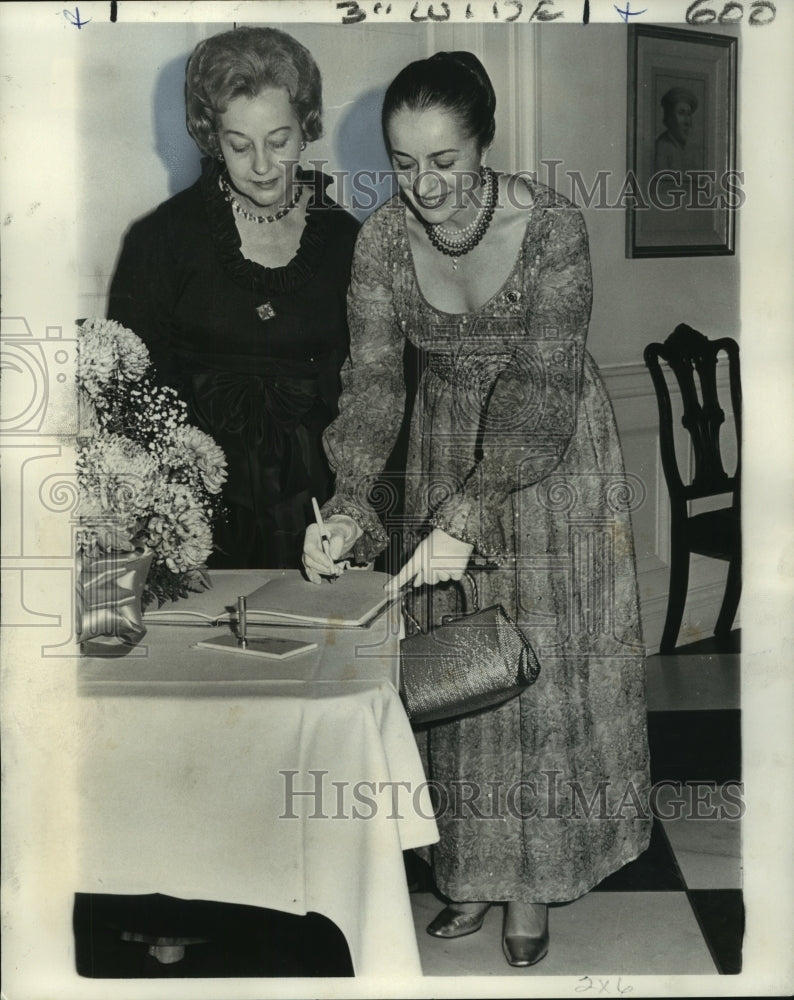 1971 Press Photo Mrs. Jacques P. de la Vergne and Mrs. William L. Maylie- Historic Images