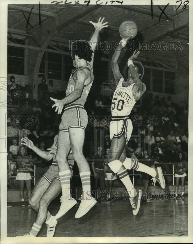 1974 Press Photo Willie Dison against Kevin Guerre in a basketball game- Historic Images