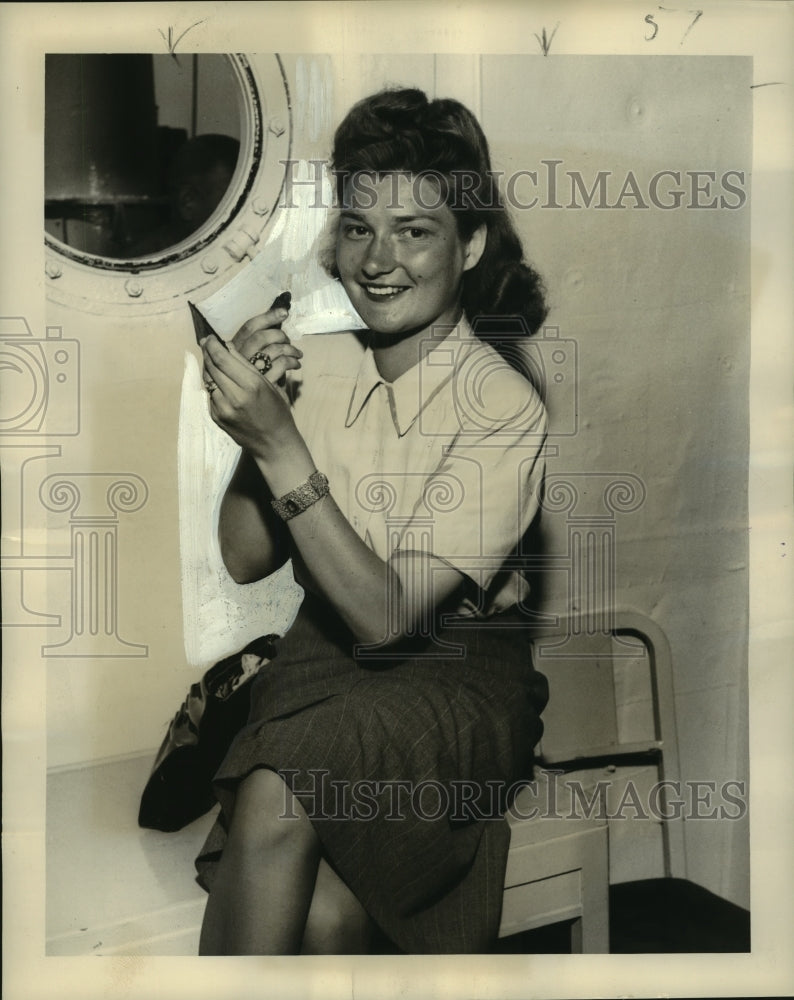 Load image into Gallery viewer, 1949 Press Photo Delma Silinis says reports didn't disturb her - noo09662
