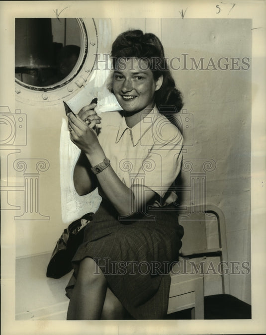 1949 Press Photo Delma Silinis says reports didn't disturb her - noo09662