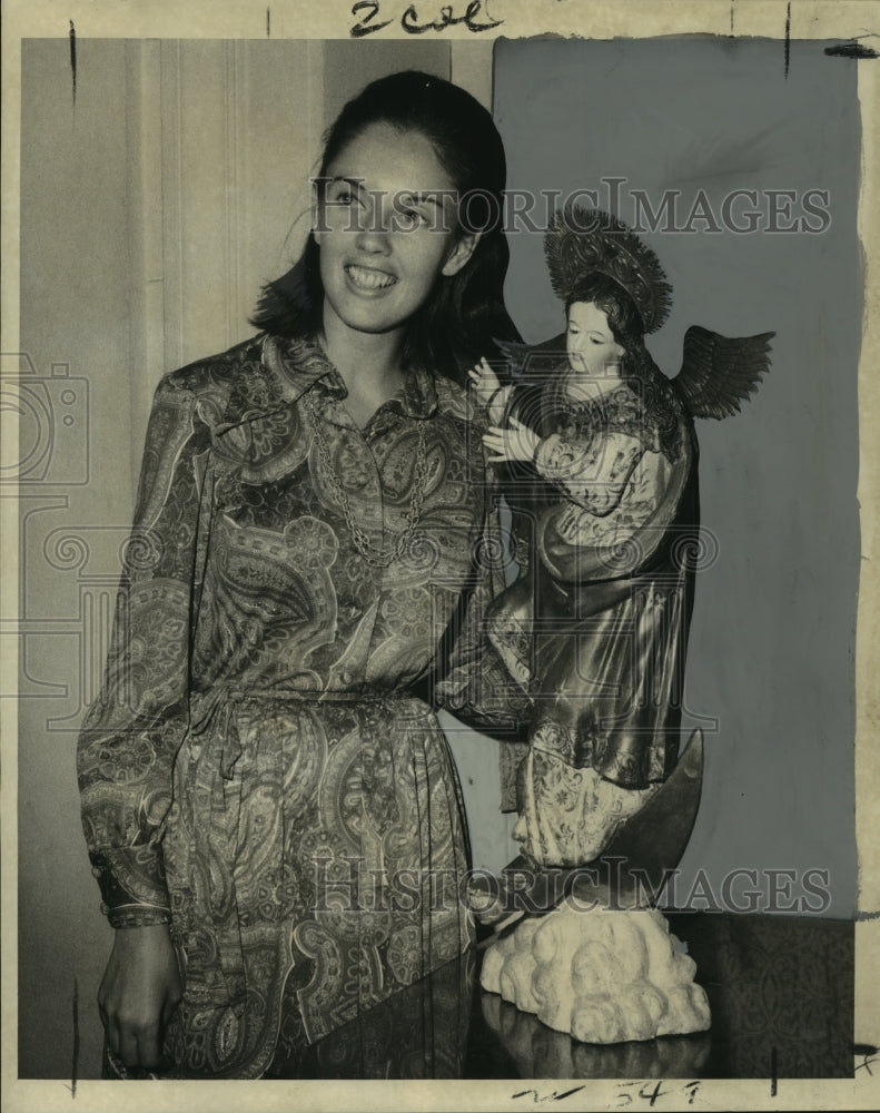 Load image into Gallery viewer, 1970 Press Photo Elizabeth Werner with Colonial Madonna at Delgado Museum
