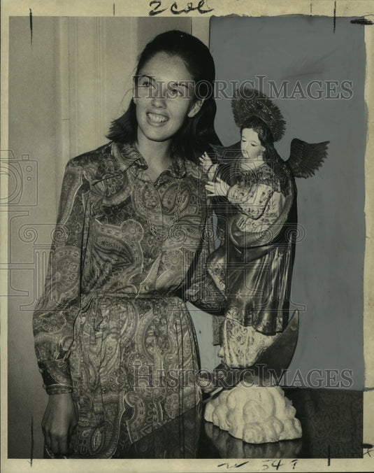 1970 Press Photo Elizabeth Werner with Colonial Madonna at Delgado Museum