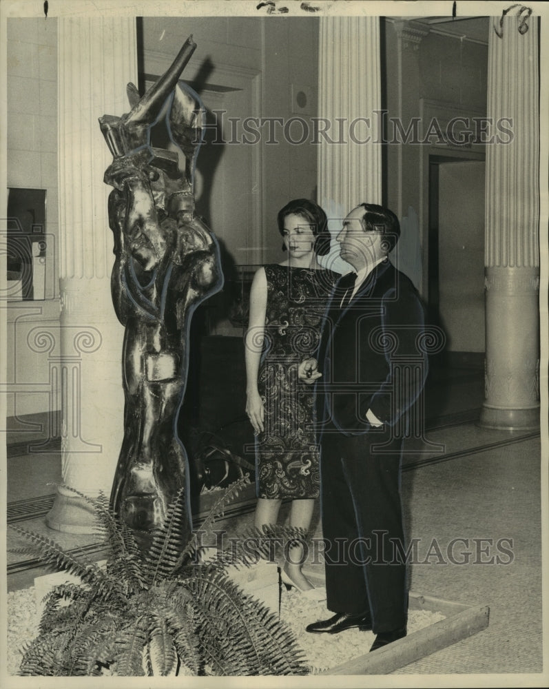 1963 Press Photo Mrs. Carter &amp; James Byrnes admire a sculpture at Delgado Museum