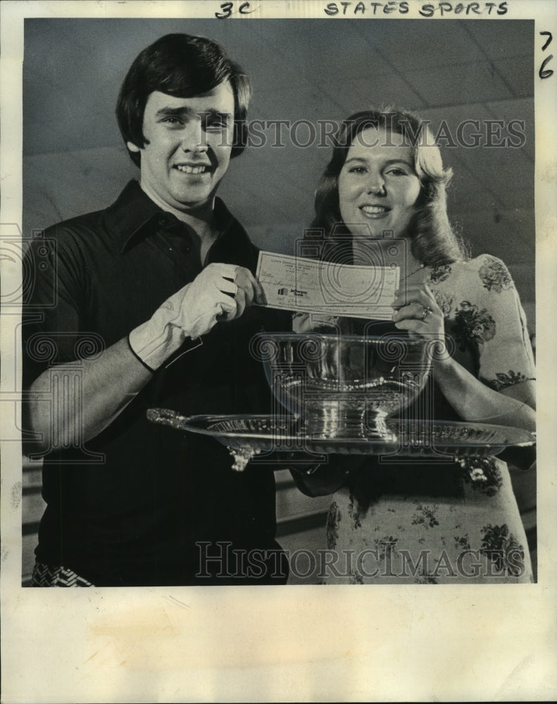 Load image into Gallery viewer, 1974 Press Photo Bowling competition winner Paul Colwell with his wife Bunnie
