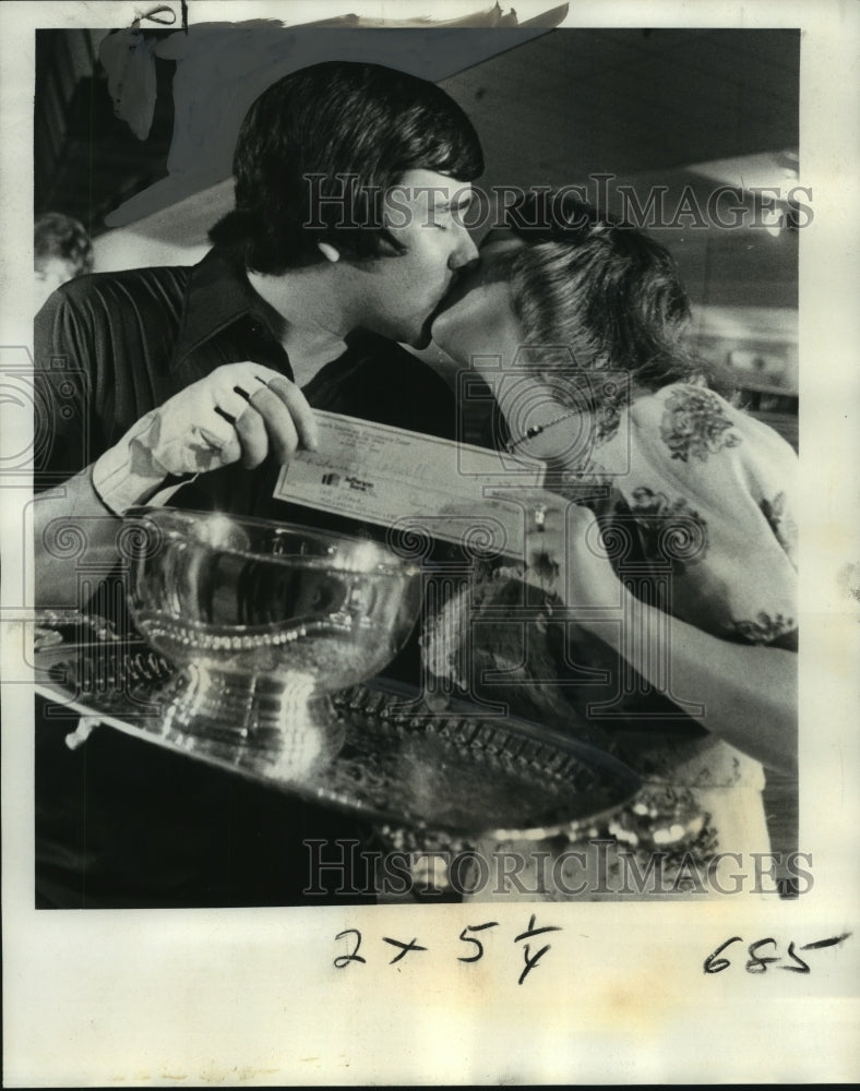 1974 Press Photo Bowling champion Paul Colwell kisses his wife Bernice - Historic Images