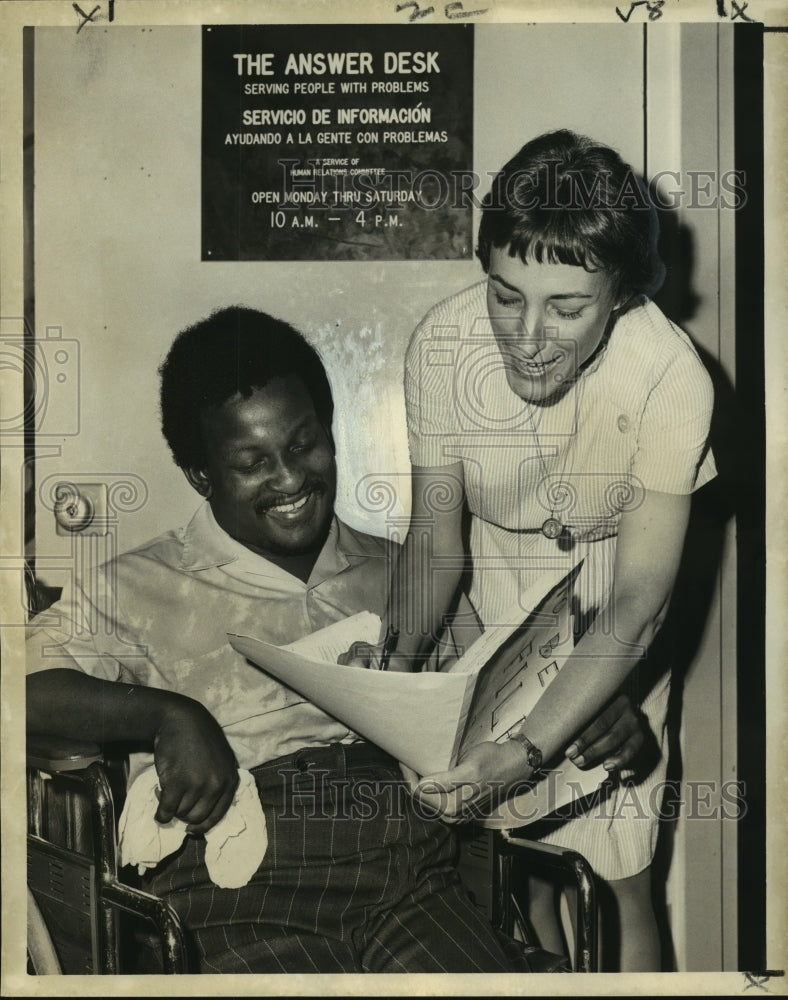 1972 Press Photo Two old friends meet at the Answer Desk office in City Hall- Historic Images