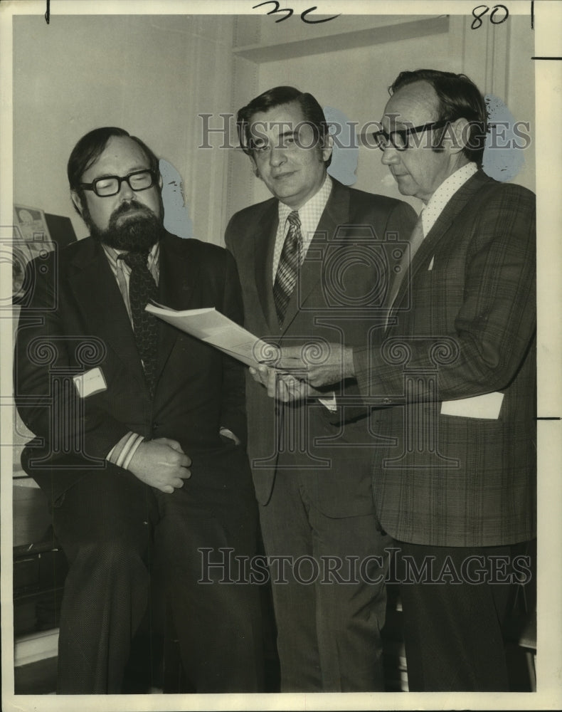 1973 Press Photo Participants look over a booklet at a halfway houses session- Historic Images