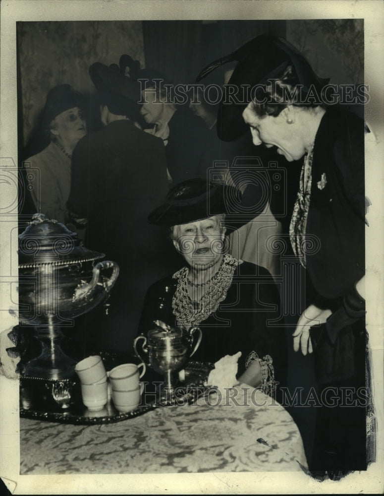 1941 Press Photo Mrs. Elizabeth Merriwether Gilmer &amp; Miss Jessie T. Harp