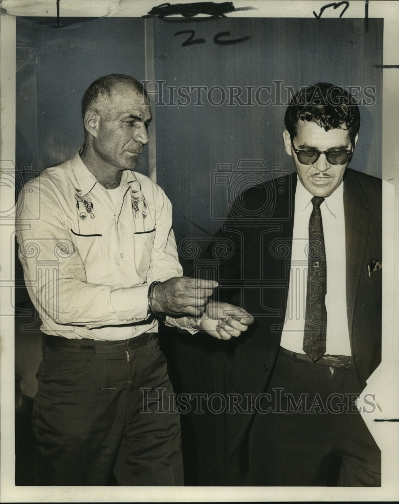 Load image into Gallery viewer, 1967 Press Photo Sam Salvadore Ditta escorted at the Gretna Courthouse
