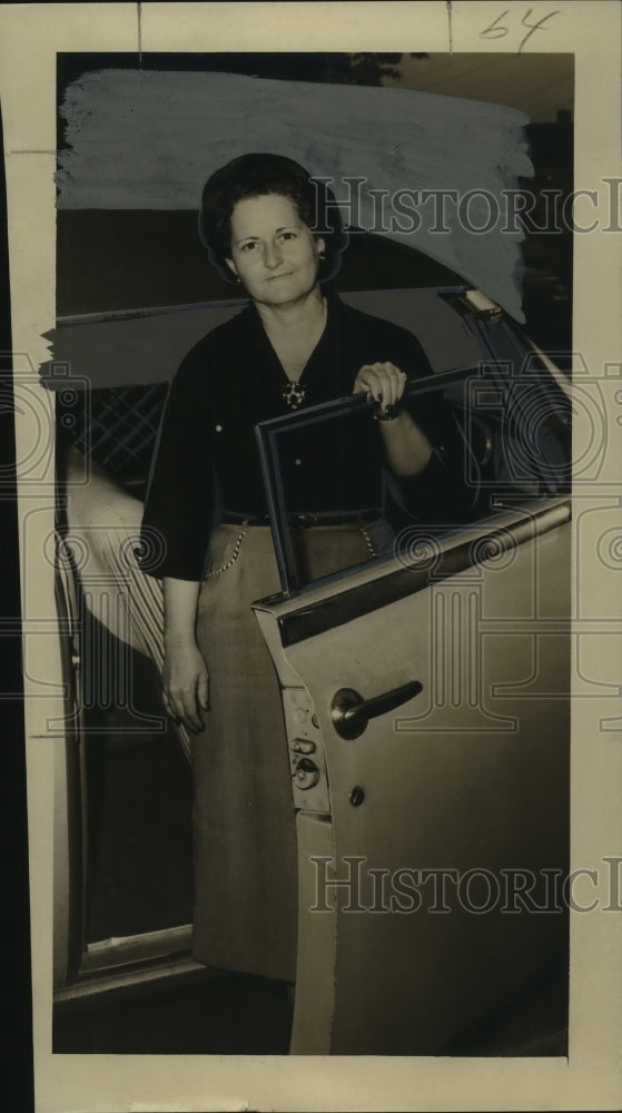 1955 Press Photo Mrs. Joseph Dimaggio, laundry branch manager, robbed of $119