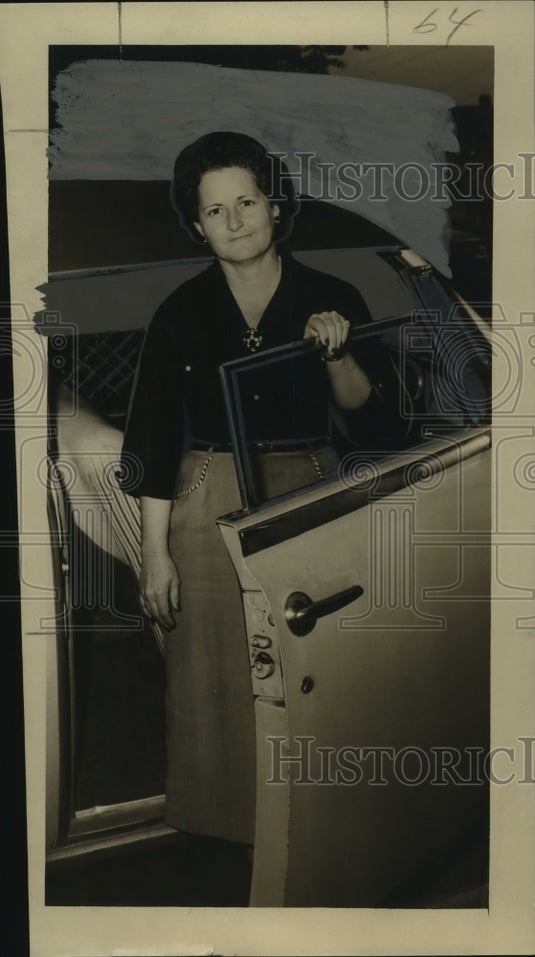 1955 Press Photo Mrs. Joseph Dimaggio, laundry branch manager, robbed of $119