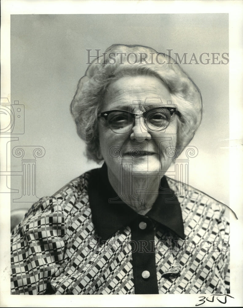Load image into Gallery viewer, 1973 Press Photo Retiree Mrs. Louise Diliberto of Newfield Brokerage Co.
